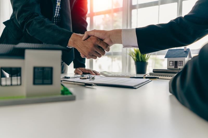 2 people shaking hands